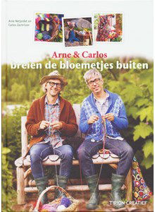 Arne & Carlos breien de bloemetjes buiten