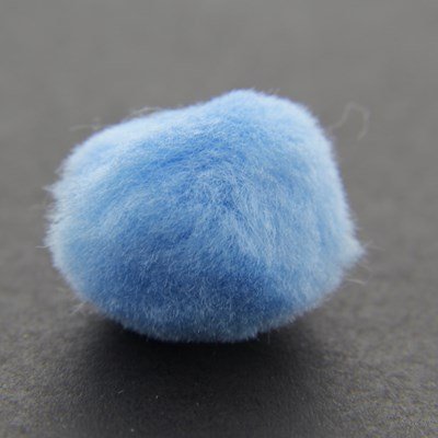 Pompon 12-13 mm licht blauw ca 80 stuks 