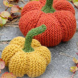Drops Breipatroon The Patch! Leuke pompoenen gebreid ter decoratie voor halloween. Gebreid van het drops garen Nepal. Met de techniek van verkorte toeren creëer je een prachtige, realistische pompoenvorm. Dit gratis breipatroon, bekend als The Patch / DROPS Extra 0-1170, is perfect voor sfeervolle en zelfgemaakte Halloween-decoratie. Je breit de pompoenen plat in ribbelsteek met het heerlijk zachte en stevige DROPS Nepal garen, een mix van 65% wol en 35% alpaca.Het patroon bevat instructies voor twee formaten: een kleine pompoen met een omtrek van circa 34 cm en een grote versie van circa 48 cm. Een boeiend project dat gebruikmaakt van breinaalden van 5 mm en wat kussenvulling om je creatie tot leven te brengen.
