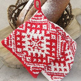 Drops Gebreide pannenlappen voor kerst met een veelkleurig patroon. Gemaakt van het drops garen Paris.&nbsp; Afmetingen: 20 x 19 cm.&nbsp;
