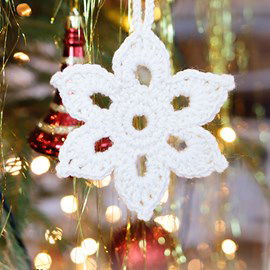 Drops DROPS haakpatroon sneeuwvlokje voor in de kerstboom, gehaakt van het garen cotton merino. Formaat ca 10 cm (1 vlokje is ca 4 gram)