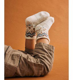 Sokken met inbreipatroon gemaakt van Phildar Phil Super Baby