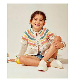 Meisjesvest met ronde pas in gekleurde strepen. gemaakt van Phildar Phil Cabotine