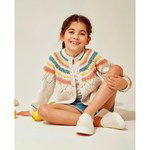 Breipatroon Meisjesvest met ronde pas in gekleurde strepen.