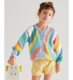 Kindervest in boogvormige gekleurde banen gemaakt van Phildar Phil Baby doll