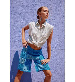 Knielange damesshort Slow-paced in Granny Square blokken gemaakt van Rondbreinaald nr 3 - 3,25