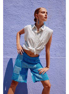 Knielange damesshort Slow-paced in Granny Square blokken