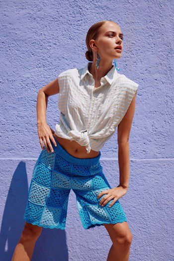 Knielange damesshort Slow-paced in Granny Square blokken