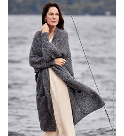 Lang damesvest met zakken gemaakt van knopen