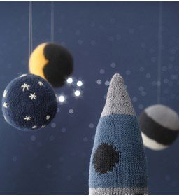 Babymobiel ruimte met planeten gemaakt van Phildar Phil Partner 3,5