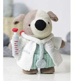 Dokters kledingset met accessoires gemaakt van Scheepjes Catona 25 en 10 gram