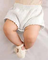 Pofbroekje met muizentandrand gemaakt van Haaknaalden