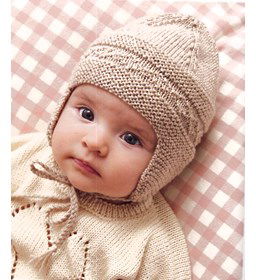 babymuts met oorflappen en strikkoord gemaakt van Handwerk accesoires