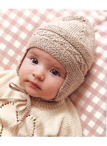 babymuts met oorflappen en strikkoord