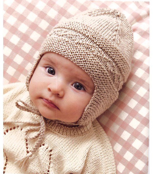 Breipatroon babymuts met oorflappen en strikkoord