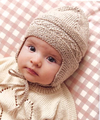 babymuts met oorflappen en strikkoord