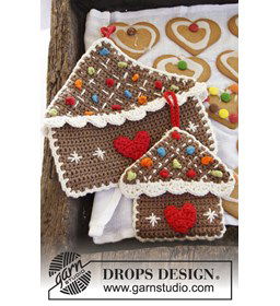 Gehaakte pannenlap in de vorm van een peperkoekhuisje gemaakt van Drops Safran