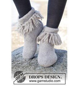 Gevilte sloffen met franjes gemaakt van Drops Snow - Eskimo