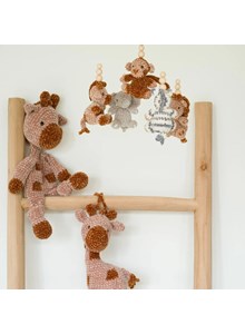 Haakpatroon set knuffeldoek, mobiel en muziekknuffel zoe giraffe gemaakt van Scheepjes Catona 25 en 10 gram