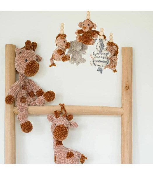 Haakpatroon set knuffeldoek, mobiel en muziekknuffel Zoe Giraffe