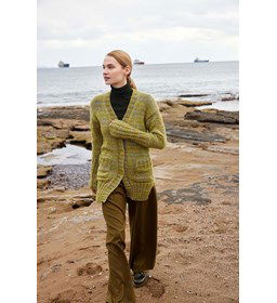 Damesvest met extra lange mouwboorden gemaakt van Boeken Lang Yarns