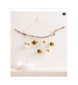 Hanger met bijen en bloemen gemaakt van Rico Ricorumi