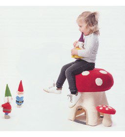 Paddenstoelhuis en krukje gemaakt van Lammy Yarns Canada