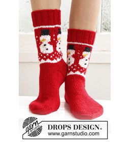 Gebreide sokken met Kerst patroon gemaakt van Drops Karisma