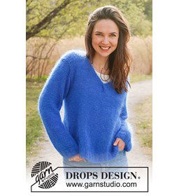 Damestrui met kabelpatroon langs V-hals gemaakt van Drops Kid Silk