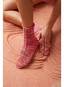 lang Yarns Het LangYarns breipatroon Sole mate, sokken met boemeranghak. Deze sokken zijn gemaakt van het garen Wooladdicts Footprint op pendikte 2,5. Het patroon is beschikbaar in maten S, M, L. Dit patroon creëert comfortabele, duurzame sokken in een fraai kleurverkoop.