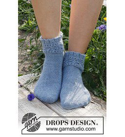 Sokken Kissing Kate met kantpatroon gemaakt van Drops Nord