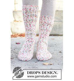 Gebreide sokken met ruitvormige hiel in DROPS Fiesta gemaakt van Breinaalden zonder knop