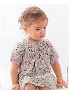 Haakpatroon babyvestje met korte mouw en gehaakt bloemetje gemaakt van Lana Grossa Ecopuno