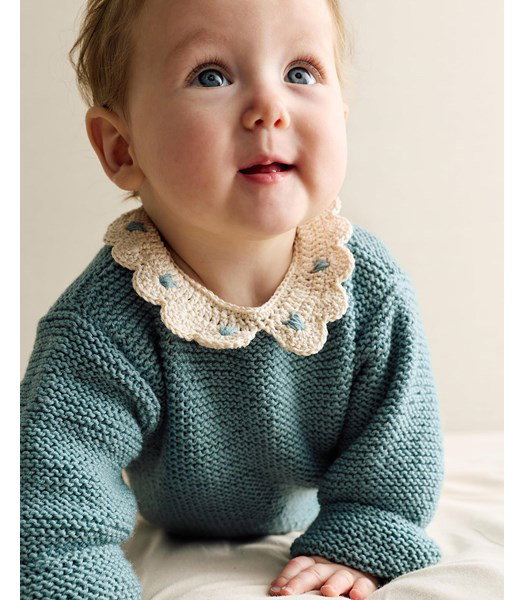 Breipatroon babytruitje met romantisch kraagje
