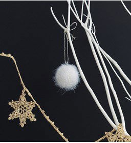 Kerstbal gemaakt van styropor - piepschuim