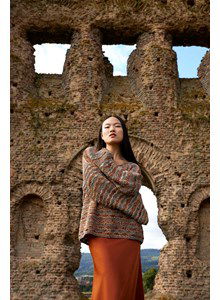 lang Yarns Langyarns breipatroon Layers of History, rechte wijde damestrui met lange steeklussen. Deze meerkleurige trui, is gemaakt van het garen Langyarns Artsy.Maten: S-M/L-XLBoven wijdte: 106/126 cmLengte: 60/62 cm.