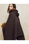 Breipatroon wijde poncho met capuchon van andere kant