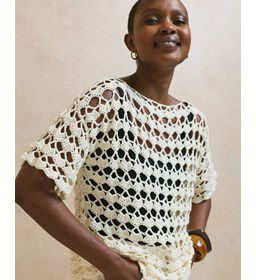 Damesshirt in open haakwerk gemaakt van Haaknaalden
