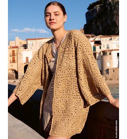 wijd damesvest met ronde hals gemaakt van Haaknaalden