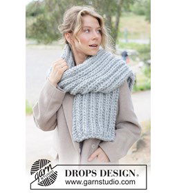 Warme gebreide sjaal in patentsteek met dik garen gemaakt van Drops Polaris