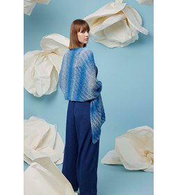 Een in kleur nuances verlopende omslagdoek Janina gemaakt van Boeken Lang Yarns