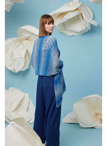 Een in kleur nuances verlopende omslagdoek Janina