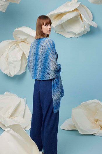 Een in kleur nuances verlopende omslagdoek Janina