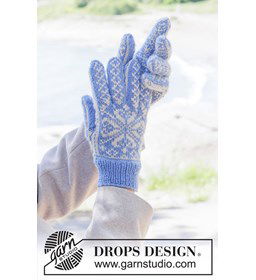 Glacier Blue Gloves gemaakt van Drops Karisma