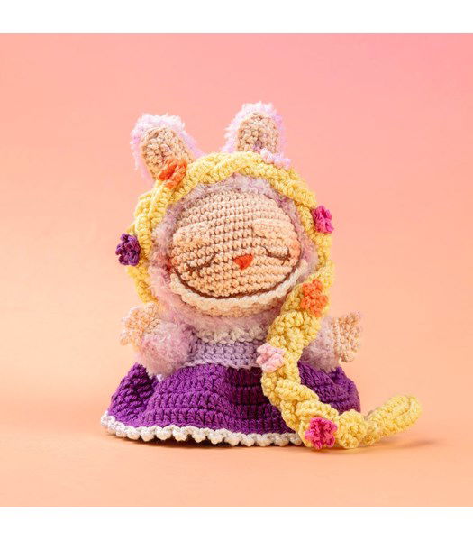 Haakpatroon monstertje verkleed als Rapunzel