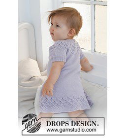 Babyjurk met kantpatroon en korte mouwen gemaakt van Drops Alpaca