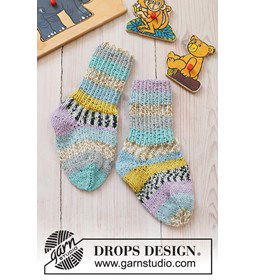 Babysokken met pastelkleurige strepen gemaakt van Drops Fabel