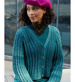 Kort damesvest met Vhals gemaakt van Phildar Phil Givre Imprime