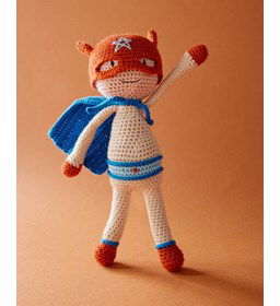 Superheld met cape en masker gemaakt van Phildar Phil Coton Mimi