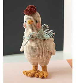 Greta de kip met sjaaltje gemaakt van Scheepjes Cahlista